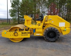 Side view of the SV204D smooth drum vibratory soil roller with ROPS not installed.