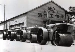 Historical photo of the first Sakai road rollers built outside the factory in Japan in 1929.
