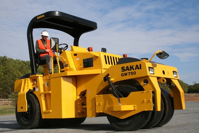 GW750, the first generation of the Sakai vibratory pneumatic tire asphalt roller.