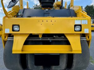 Standard rear halogen lights on the SAKAI GW754 vibratory pneumatic tire roller or traffic roller.