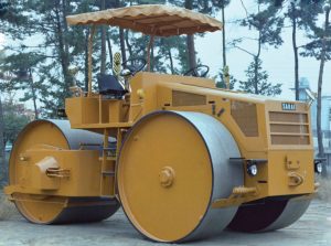 Historical photo of the first 3 wheel macadam asphalt roller from Sakai: the R1.