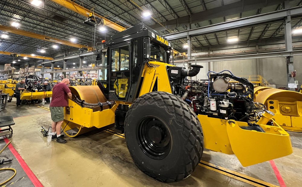 A SAKAI America employee finishes assembly of an 84 inch SV544 smooth drum soil compactor at our Georgia manufacturing plant.