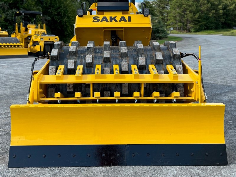 Front view of SAKAI SV414 soil compactor with strike off blade or leveling blade kit.