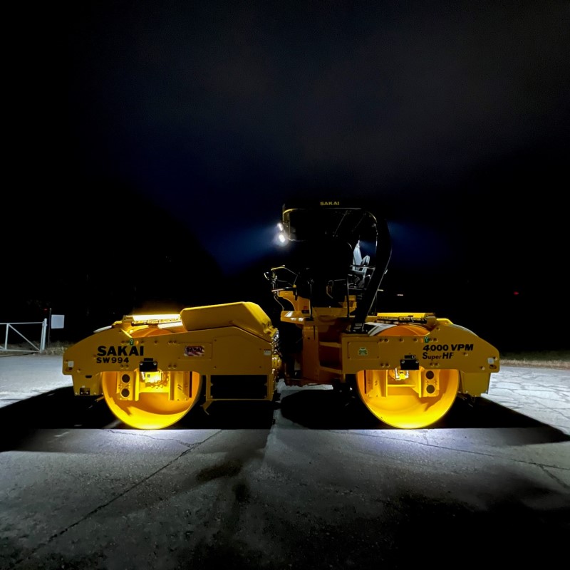 Side view showing the sharp cutoff of the optional LED drum lights or asphalt mat lights on a SW994 roller.