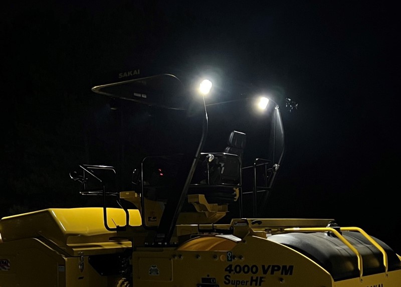 Rear of an SW884 asphalt roller showing the optional LED work lights mounted to the ROPS.