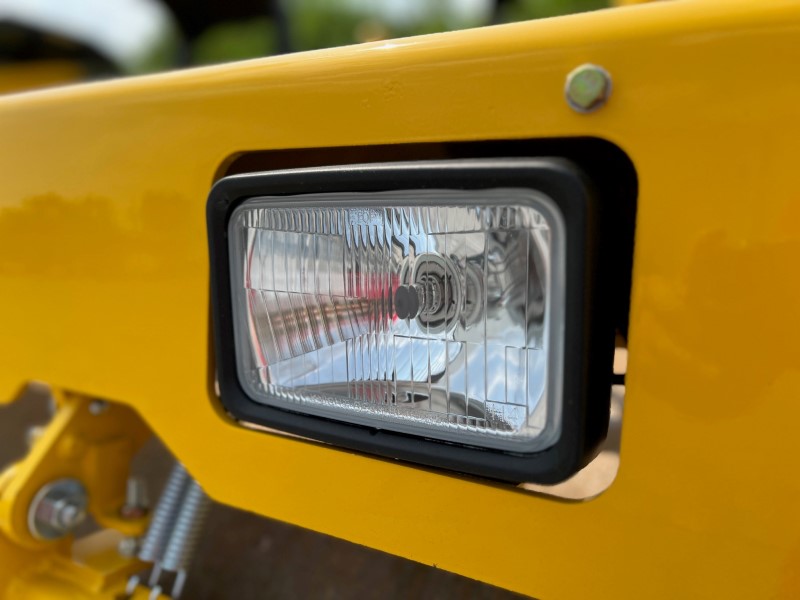 Standard halogen light assembly on a SAKAI SW774 asphalt compactor.