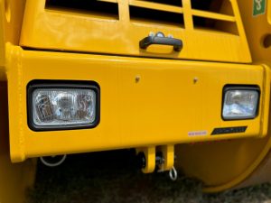 Standard halogen front lights on a SAKAI R2H-4 three wheel asphalt roller.