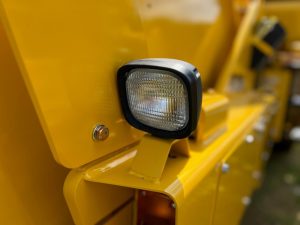 Standard halogen rear lights on a SAKAI R2H-4 three wheel asphalt roller.