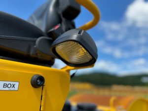 Standard halogen side lights on a SAKAI R2H-4 three wheel asphalt roller.