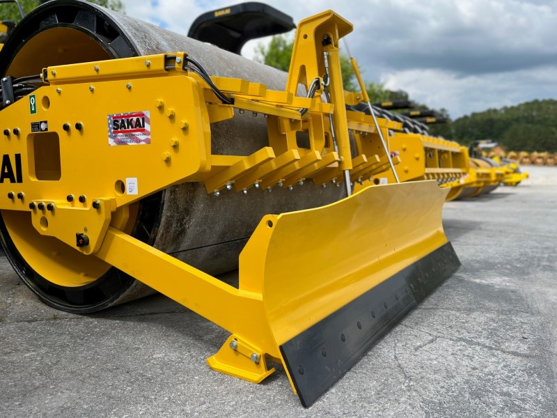 Side view of the hydraulic leveling blade kit option for the Sakai SV544 soil roller.