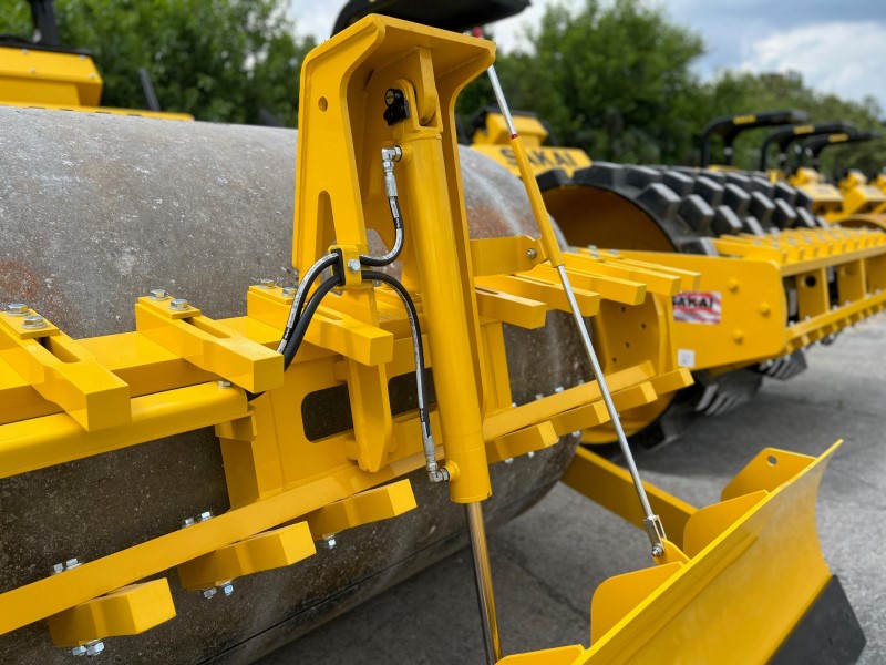 Hydraulic lift system for the strike off blade accessory available on the the SV544 soil compactor.