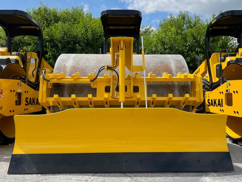 Front view of the optional hydraulic leveling blade kit for the the SV544 soil compactor.